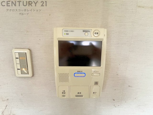 訪問者が来たときにテレビ画面で確認できるため、安心してドアを開けられます。録画機能があるものもあり、留守中に来訪者を記録しておくことができます。利便性が高く、セキュリティ面でも安心です。　