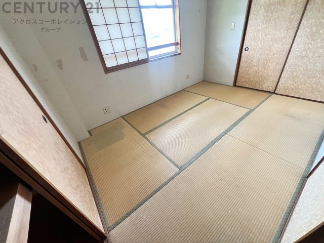 来客時の寝室や家事スペースなど、多目的に使える和室。畳ならではの柔らかさと調湿性で、季節を問わず快適に過ごせる便利な一部屋です。　