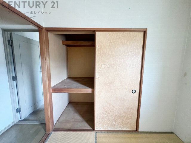 押入れは季節の衣類、寝具などを収納できます。伝統的な美しさと実用性が融合し、収納物を保護する調湿・換気効果があります。使い方によっては書類や小物なども効果的に整理でき空間を有効活用できます。　
