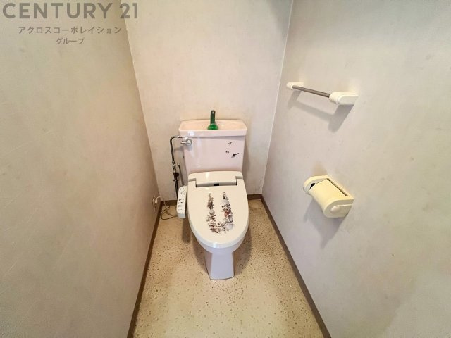 温水洗浄便座付トイレは温水洗浄機能により、暖かい水でおしりを洗浄することができ、冷たい水を使う従来の便座に比べ、温水洗浄機能で暖かいトイレを提供し、快適な使用を可能にします。　