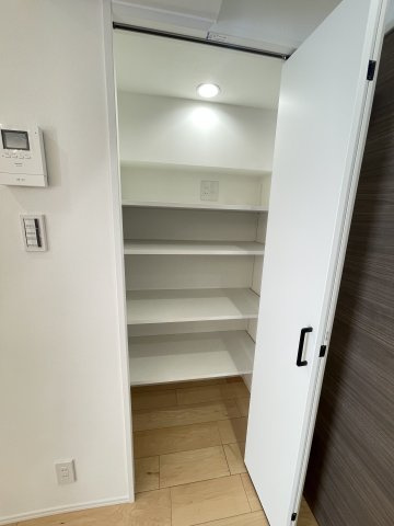 LDKにある可動棚収納。高さ調節が可能で掃除機等の収納も可能です。コンセント・LANポートも配置しているため、Wifiのモデムの配置も可能です。