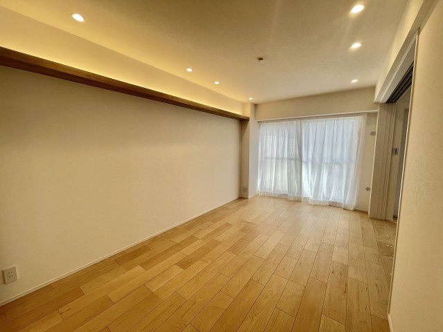 室内（2026年5月）撮影。陽光降りそそぐ南西向きの明るいLDK。約13.0帖のLDKと洋室6.0帖を一体でLDKとしてご利用することも可能！リフォーム完成済みのため、即日内見可能です！