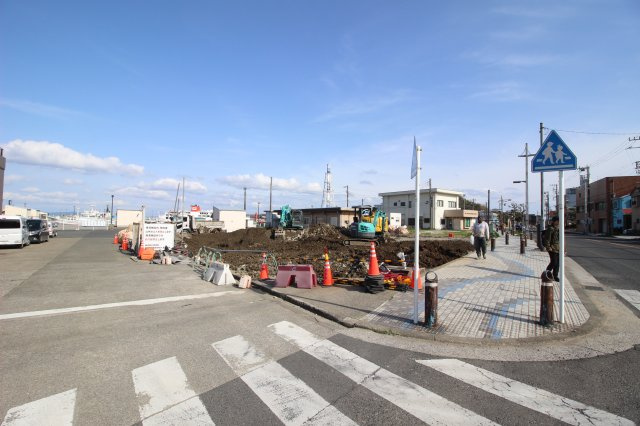 北西角地、県道沿いで商業施設としてもおすすめ。裏側は久里浜漁港の敷地で開けています。久里浜港がすぐ目の前で、毎日潮風を感じながら過ごす事ができます。居住用としても、商売としてもおすすめの立地です。