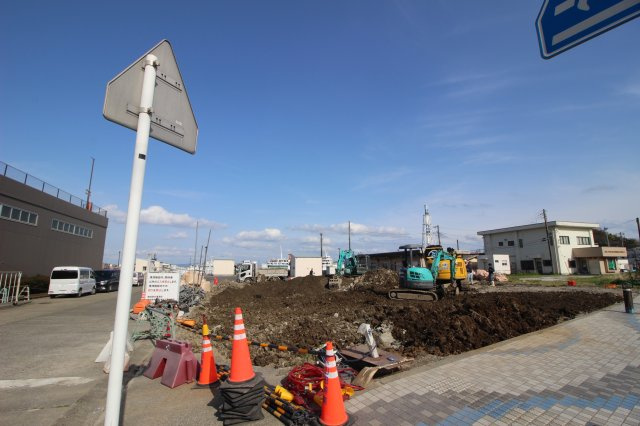 県道沿い、カインズホームのすぐ横。北西の角地、東側から南側の隣地は久里浜漁港のため、開けております。全方向に建物がなく、久里浜港を見渡せる開放感のある土地です。
