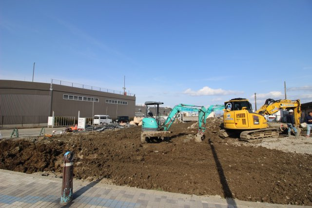 県道沿い、カインズホームのすぐ横。北西の角地、東側から南側の隣地は久里浜漁港のため、開けております。全方向に建物がなく、久里浜港を見渡せる開放感のある土地です。