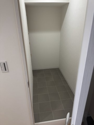 奥行きたっぷりの収納空間。衣類も荷物もすっきり整理