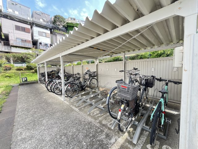 敷地内に屋根付きの駐輪場がございます