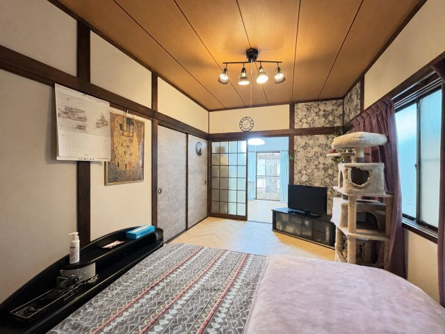 隣接する和室やDKとのつながりを活かした住まい方も可能。ライフスタイルに合わせて間取り変更を検討し、広々としたLDK空間へリフォームすることで、より開放感のある住まいづくりを楽しむこともできます。