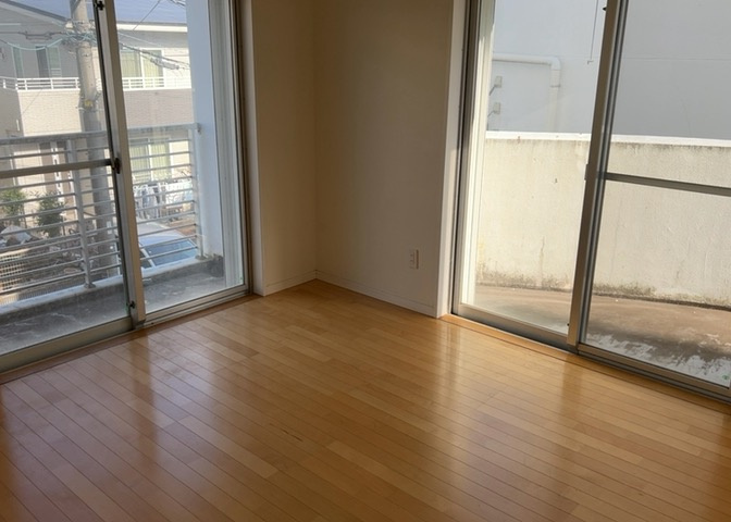洋室のメリットは重い家具が置きやすく、身の回りが整理しやすいことです。　床がフローリングのため畳とは異なり凹みにくいです。　クローゼットなど収納が豊富で、普段使わない旅行カバンや服の整頓も簡単にです。