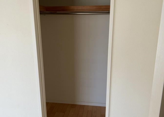 デザイン性を重視しすぎて収納が少なかった！なんてことにならないため、事前に現地で収納の数を確認しておくことをお勧めします。クローゼット以外にも床下収納や屋根裏収納、パントリーなどもチェックしましょう。