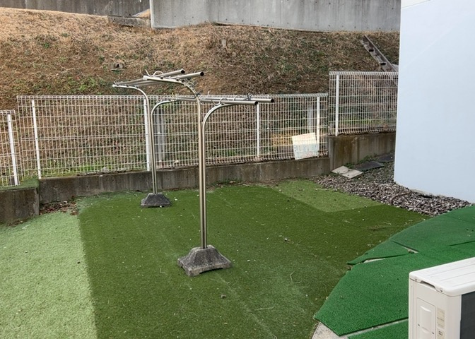 バルコニーは、室外の専用スペースのうち、「屋根がなく開放された空間」であるものを指します。ベランダより広いタイプのものが多く、日当たりもよいため家庭菜園などを楽しみたい人にとって適した環境となります。