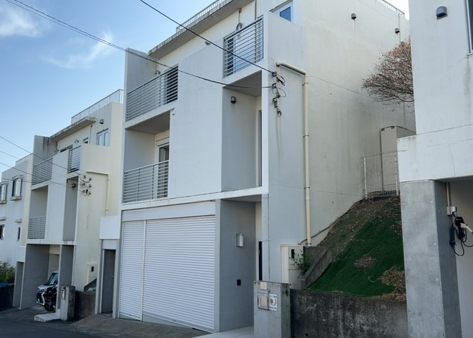 住宅用の土地では前面道路に2m以上接していなければならないと法律で定められています。しかし、お持ちの車のサイズやライフスタイルなどにより、2mでは利便が悪い場合もございますので、事前に確認しましょう。