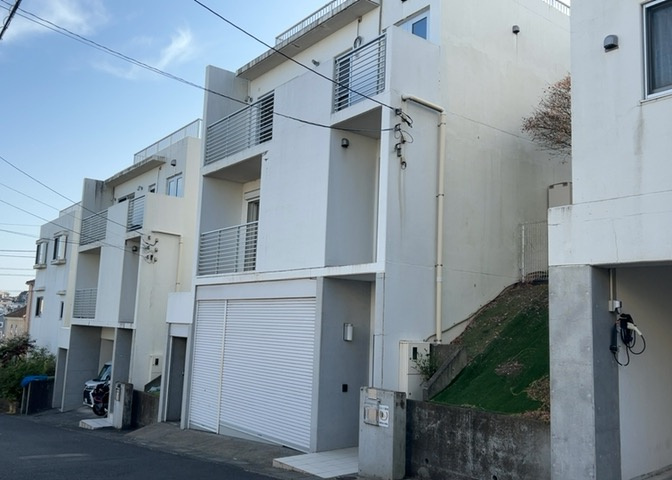 お持ちの車種によっては前面道路が広い方が便利でしょう。しかし、前面道路が広ければその分交通量が多くなるため、騒音などが気になる場合があります。実際に現地を見学し、周辺交通量や騒音などを確認しましょう！