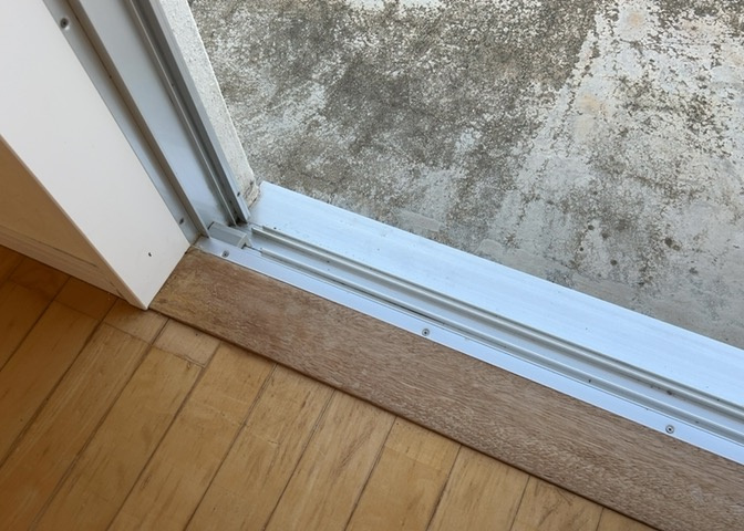 サッシは、ガラス窓に使用される金属製の窓枠です。一般的に住宅建築では、金属製建具工事の段階でガラス類・玄関などと同時に設置されます。種類や構造により断熱性能や遮音性能が異なるので現地でご確認ください。