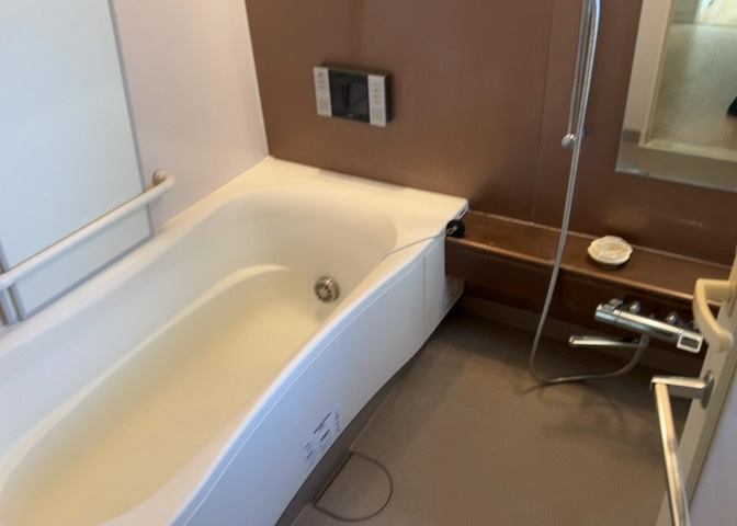 入浴時の快適さも大事なことですが、綺麗な状態を維持できなければ気持ちよく入浴できません。毎日の掃除が楽という点は大事なポイントになります！カビが生えにくく掃除がしやすい、壁や浴槽を選ぶといいでしょう。