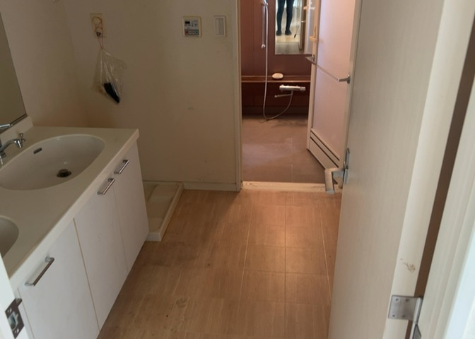 多くの戸建て住宅で見かける洗面脱衣所は、洗面台と洗濯機が2畳ほどのスペースに並べられていて、洗面所が脱衣所を兼ね備えている間取りが一般的です。お客様が利用することもある、パブリックな空間でもあります。