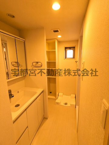 使いやすい脱衣所は、収納棚もありタオルなどそのまま収納から使うまでロスなく出来る嬉しい間取り