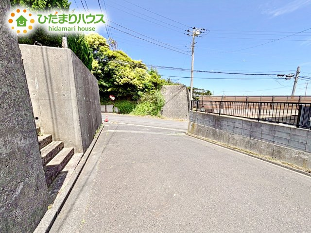 閑静な住宅地なので、幹線道路や大通りに面していないので大型車が通ることが少なく静かです。