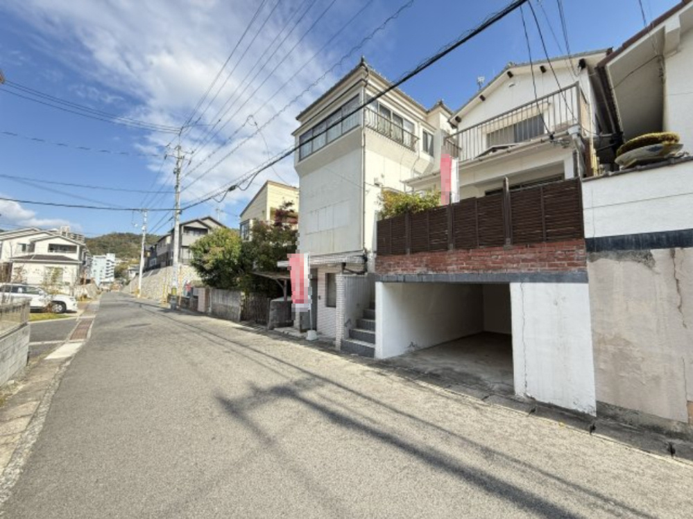 前面の道路はゆとりある幅で車の離合もしやすく落ち着いた住環境が広がる静かな通りです。周辺は住宅が並び日中も比較的穏やかで安心して過ごせる雰囲気が魅力。敷地前に車庫スペースもあり車での出入りがスムーズ