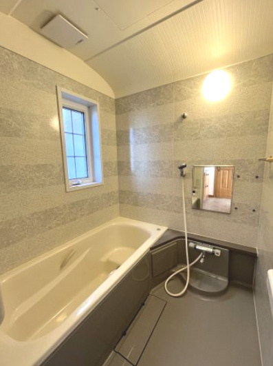 バストイレ別、浴室に窓もあり換気も安心