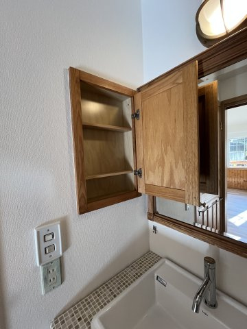 洗面台横に棚あり