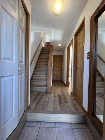 玄関も広くホール入ってすぐに階段あります