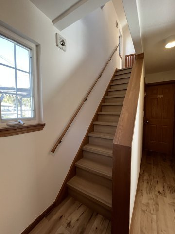 窓もあり明るい手すり付きの階段