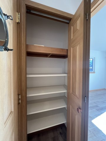 2階廊下収納、おしゃれな木目調の建具