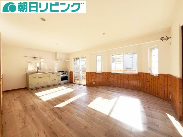 窓も多く明るい約15.5帖のLDK