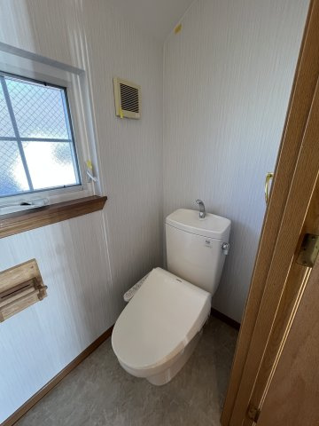 窓もあり明るい2階のトイレ
