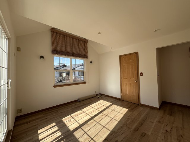 2階のWIC付の8帖洋室、2面採光で明るいお部屋