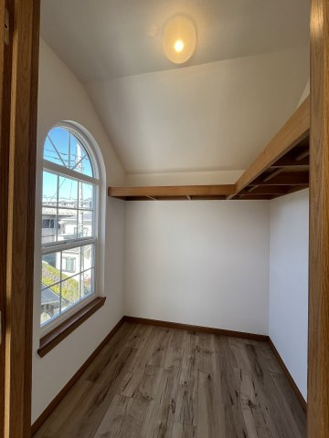 2階8帖洋室のウォークインクローゼット、窓もあり明るく換気も安心です