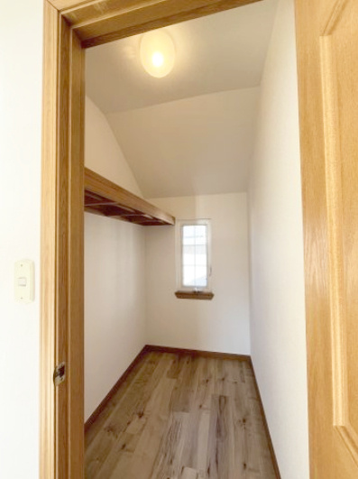 2階6帖のウォークインクローゼット