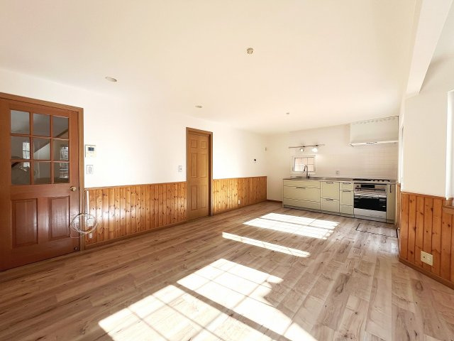 腰壁に木材があり、ナチュラルで温かみのあるリビング