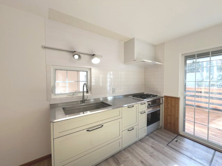 キッチン前にも小窓があり、ワイドな流し台のシステムキッチンです