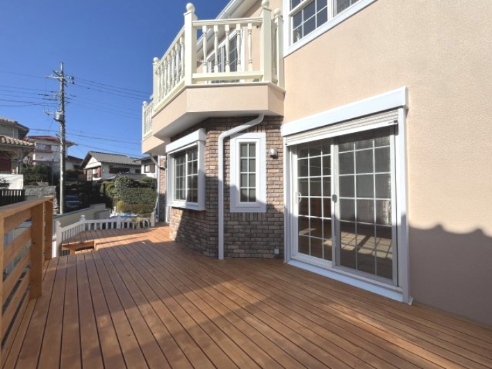 リビング続きのウッドデッキは室内外のつながりを感じられます