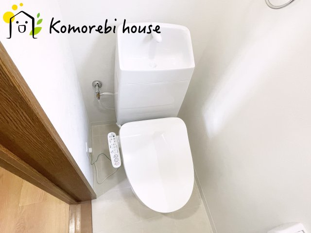 落ち着いた色調のトイレです