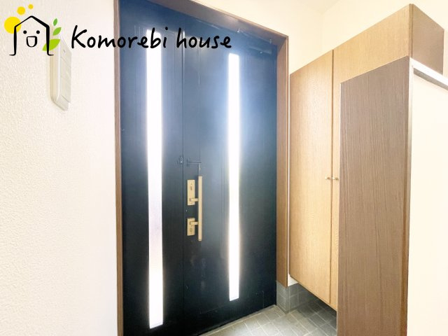 収納もある玄関です