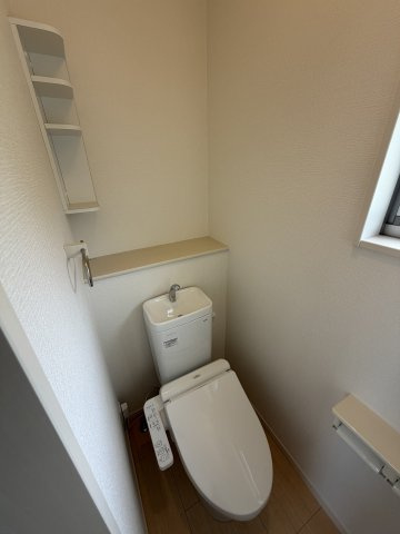 温水洗浄便座付きで毎日快適にご使用いただけます。