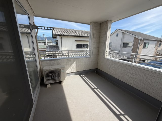 急な雨でも洗濯物が濡れにくいインナーバルコニー。