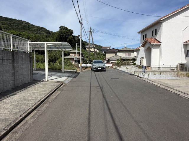 車のすれ違いや駐車場の出し入れもしやすい前面道路です。