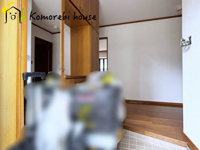 広々とした玄関は鏡付きのシューズボックスがあります。