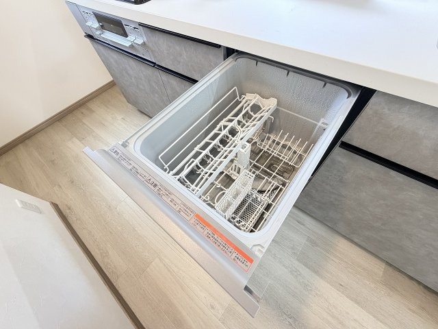 食洗機・浄水器付システムキッチン。新規交換済みで快適です。
