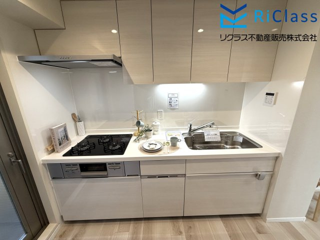 新調の食器洗い乾燥機付きシステムキッチンです