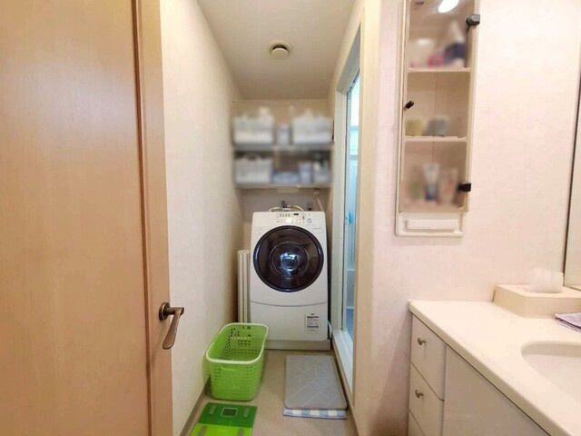 家事動線がスムーズな洗面室。
