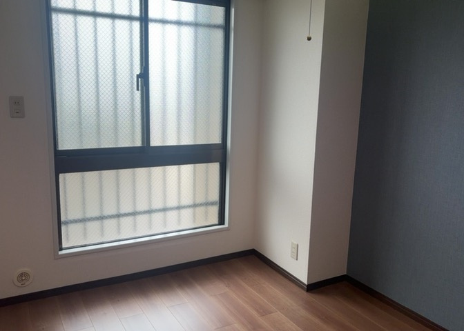 洋室のメリットは重い家具が置きやすく、身の回りが整理しやすいことです。　床がフローリングのため畳とは異なり凹みにくいです。　クローゼットなど収納が豊富で、普段使わない旅行カバンや服の整頓も簡単にです。