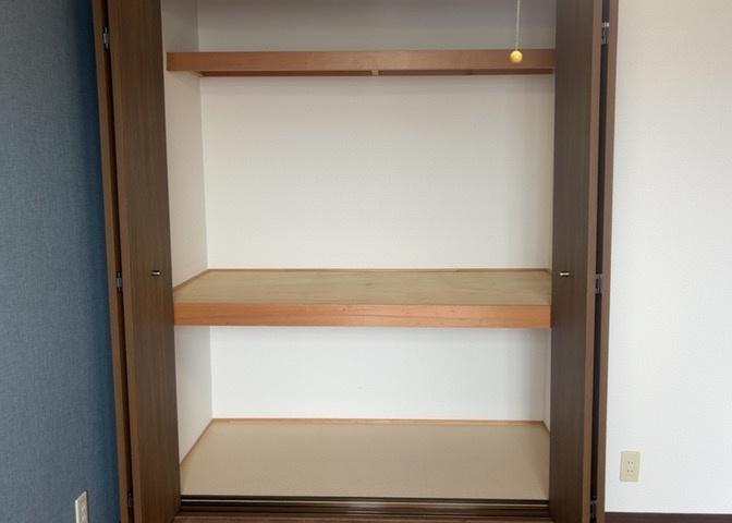 デザイン性を重視しすぎて収納が少なかった！なんてことにならないため、事前に現地で収納の数を確認しておくことをお勧めします。クローゼット以外にも床下収納や屋根裏収納、パントリーなどもチェックしましょう。