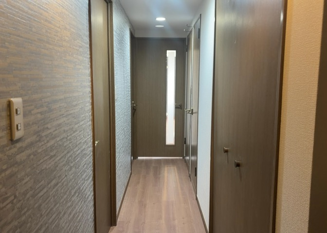 内装はとにかくおしゃれなものがいい！と選ぶ前に、まず住んだ後のことを想像してみましょう。住んでみたらコンセントの位置が悪くて使いにくいなど出てきます。事前にどの家電をどこに置くか想定しておきましょう。