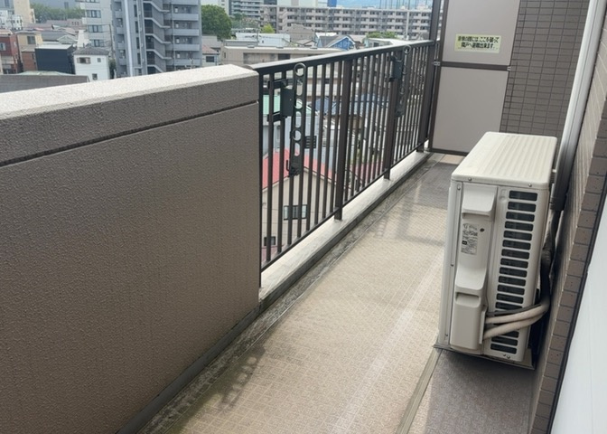 バルコニーは、室外の専用スペースのうち、「屋根がなく開放された空間」であるものを指します。ベランダより広いタイプのものが多く、日当たりもよいため家庭菜園などを楽しみたい人にとって適した環境となります。