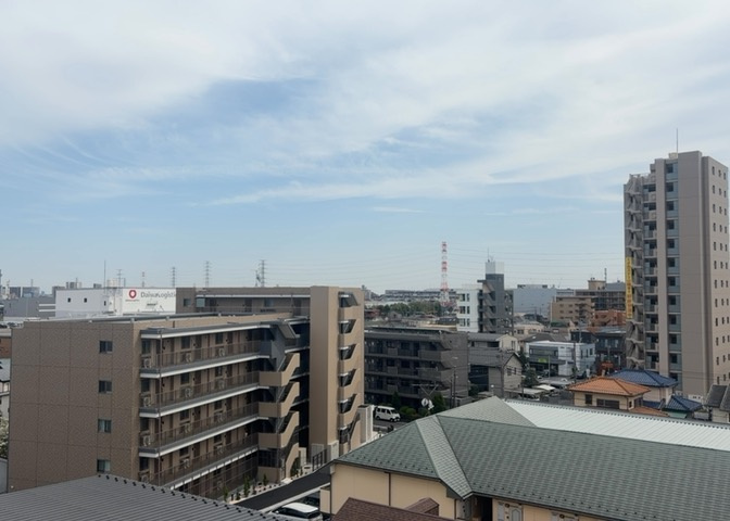 眺望の良さを楽しめるダイニングキッチンで家族団らんの時間を過ごしてはいかがでしょうか。バルコニーから見える景色を家族で眺める時間は、時間が経つのを忘れてしまいそうですね。是非、現地を見に行きましょう！